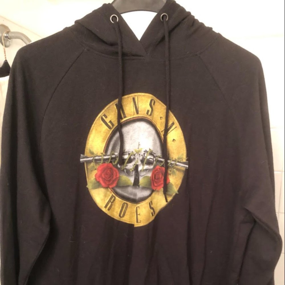 OFFICIAL UNISEX GUNS & ROSES EDGY BLACK HOODIE SIZE MEDIUM